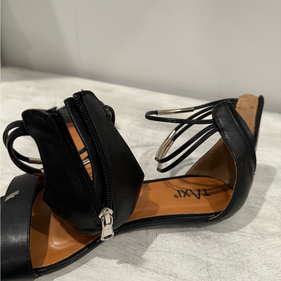 Cute black flat sandal - Picture 3 of 4